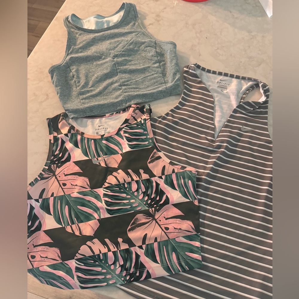 Lot of 3 workout tops - Nike size medium